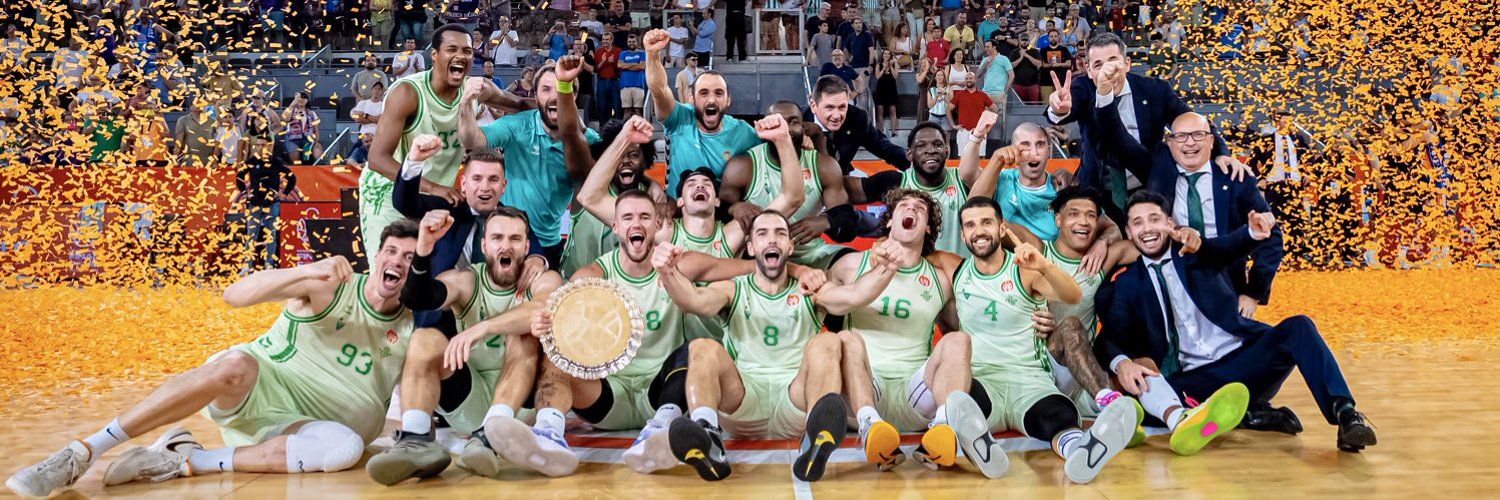 El Betis tras ganar el título de Primera FEB. El Betis tras ganar el título de Primera FEB.