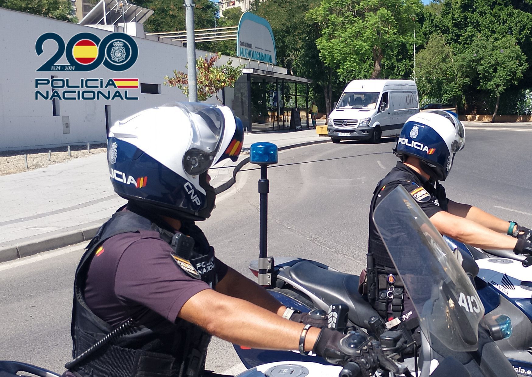 Dos agentes de Policía Nacional en moto.