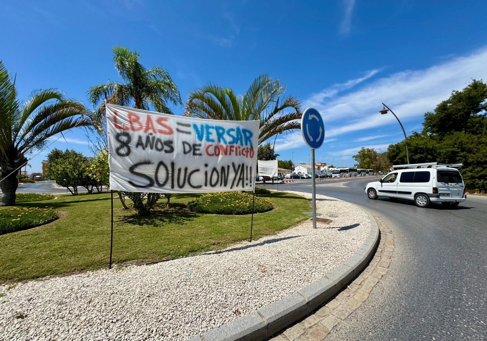 Una pancarta en Rota sobre el conflicto laboral.