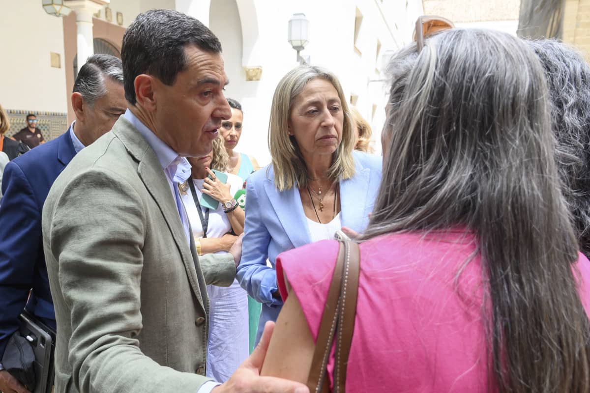 Juanma Moreno, junto a la consejera de Salud, en el Parlamento, este jueves.