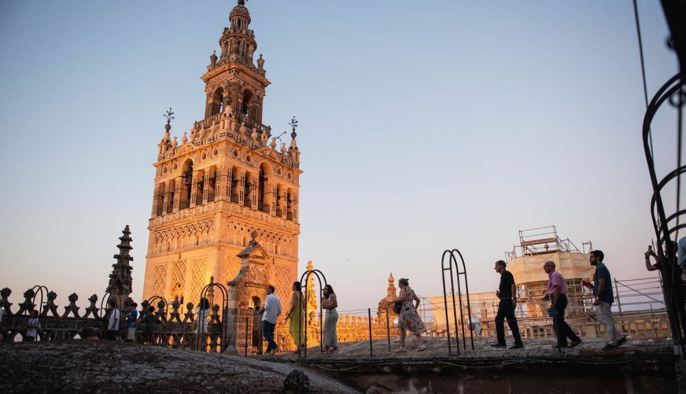 Visitantes en lo más alto de la Catedral haciendo el recorrido por las cubiertas. 