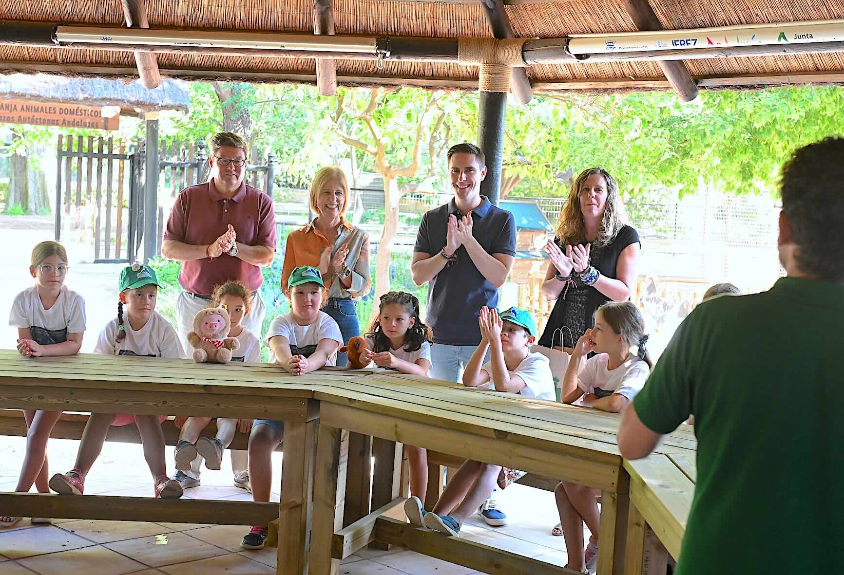 De izquierda a derecha, en la imagen, José Ángel Aparicio, María José García-Pelayo, Jaime Espinar y Fátima Monreal, este pasado jueves en el Zoo de Jerez.