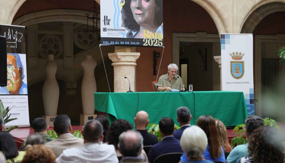 El escritor jerezano, Juan Bonilla, en la presentación de la Feria del Libro de Rota.