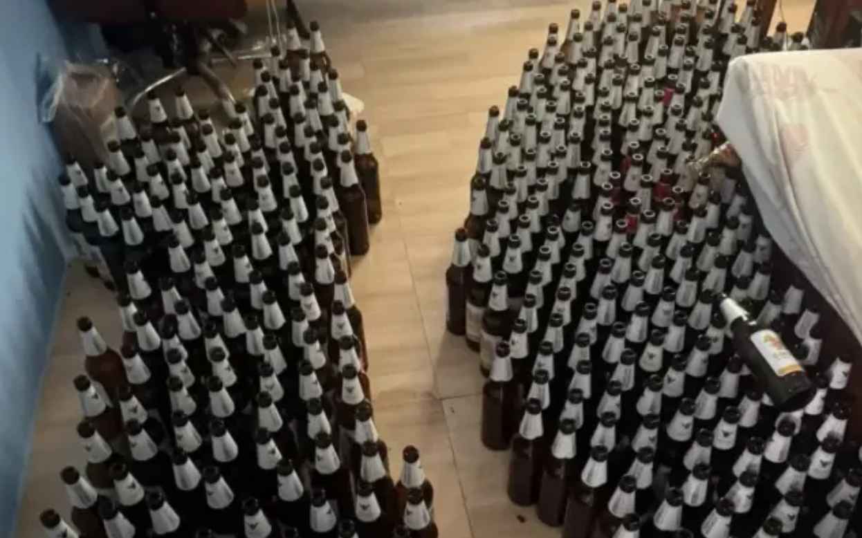 La habitación del hombre, llena de botellines de cerveza.