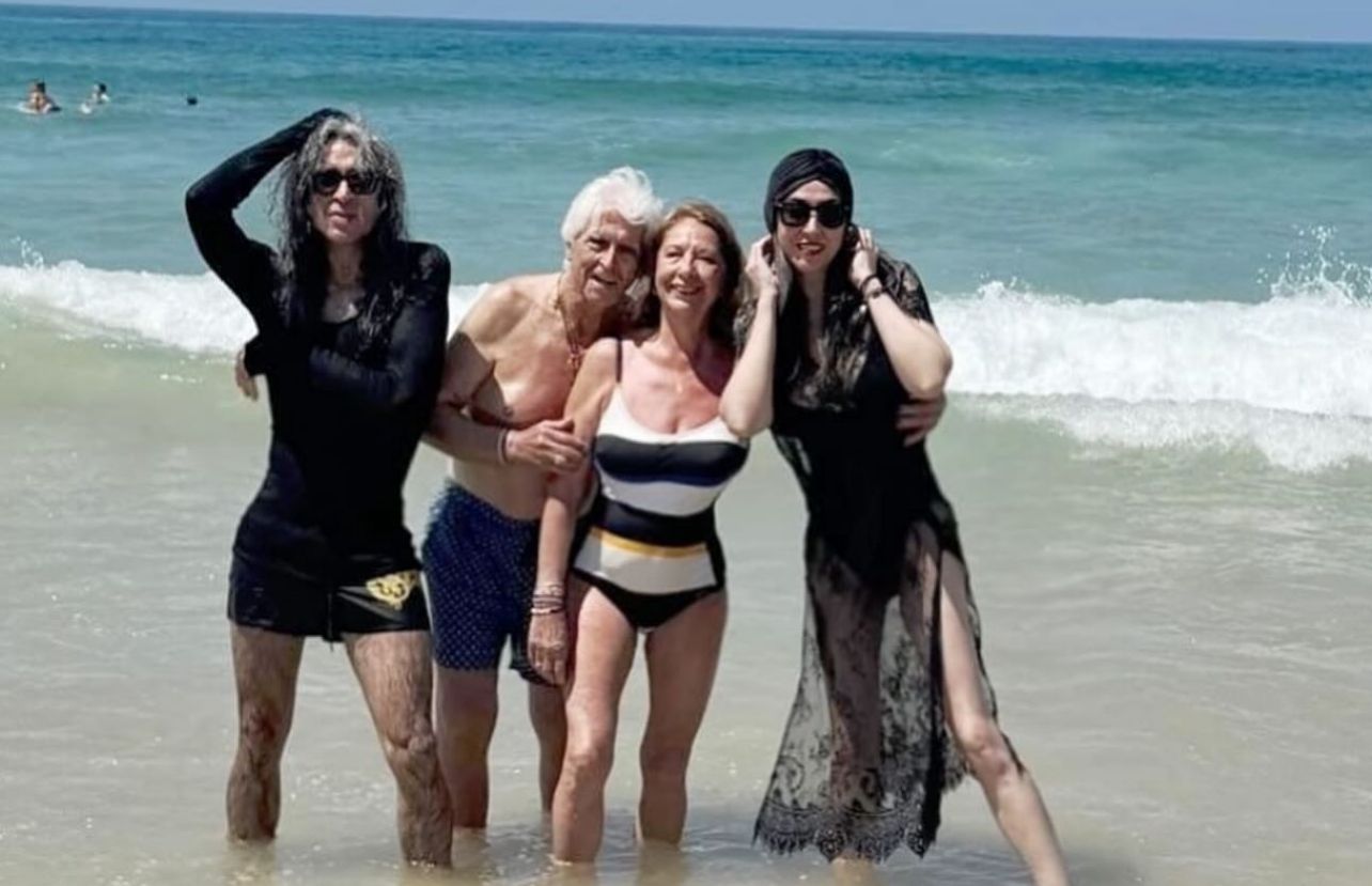 Mario Vaquerizo, junto a su familia, en Zahara de los Atunes.