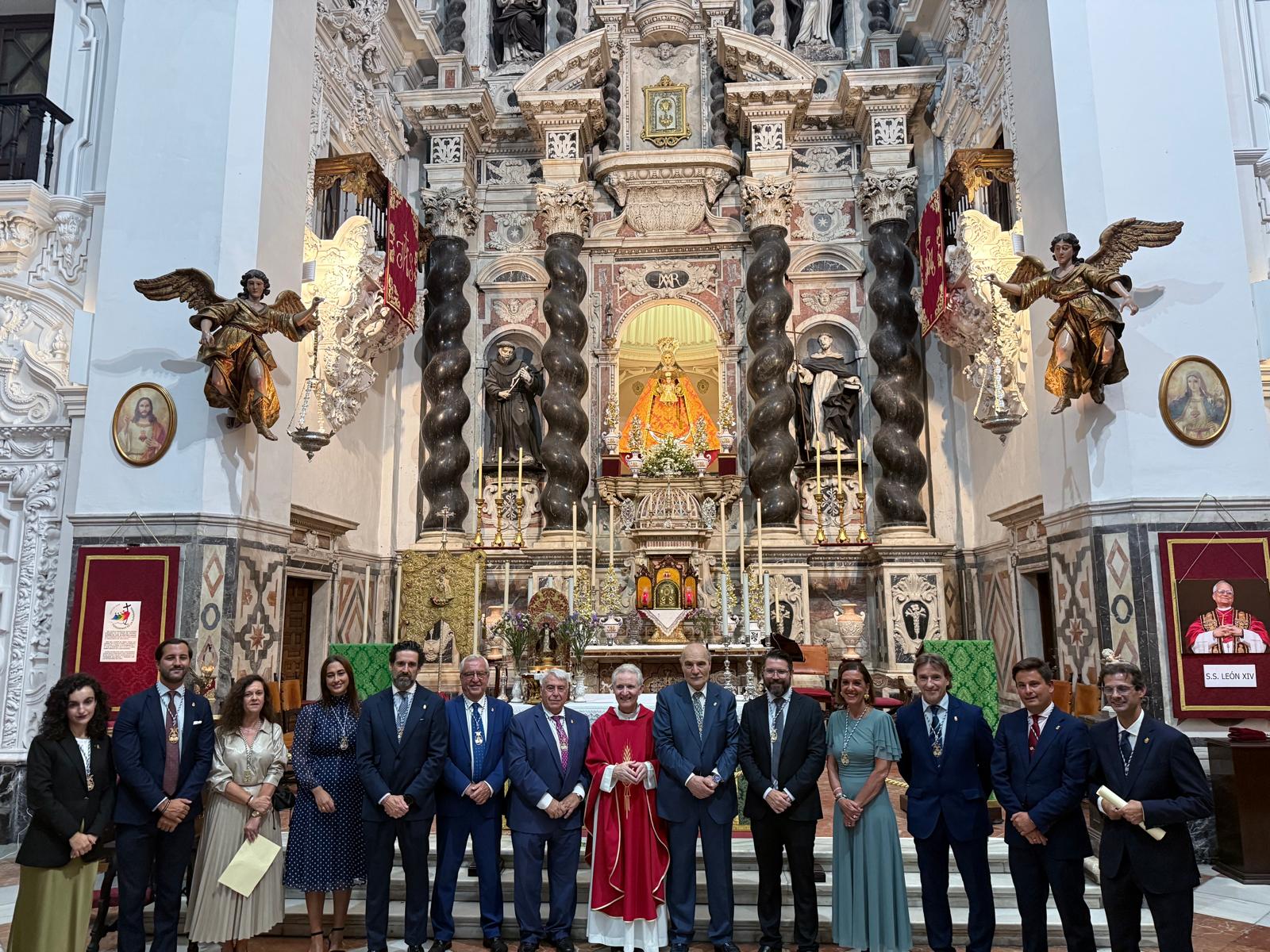 El nuevo Consejo ante el altar mayor de Santo Domingo después de la toma de posesión. 