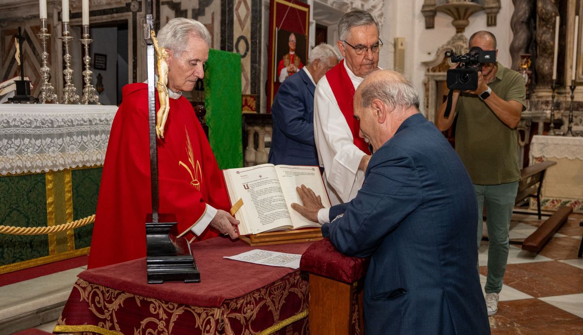 El presidente jurando el cargo. 