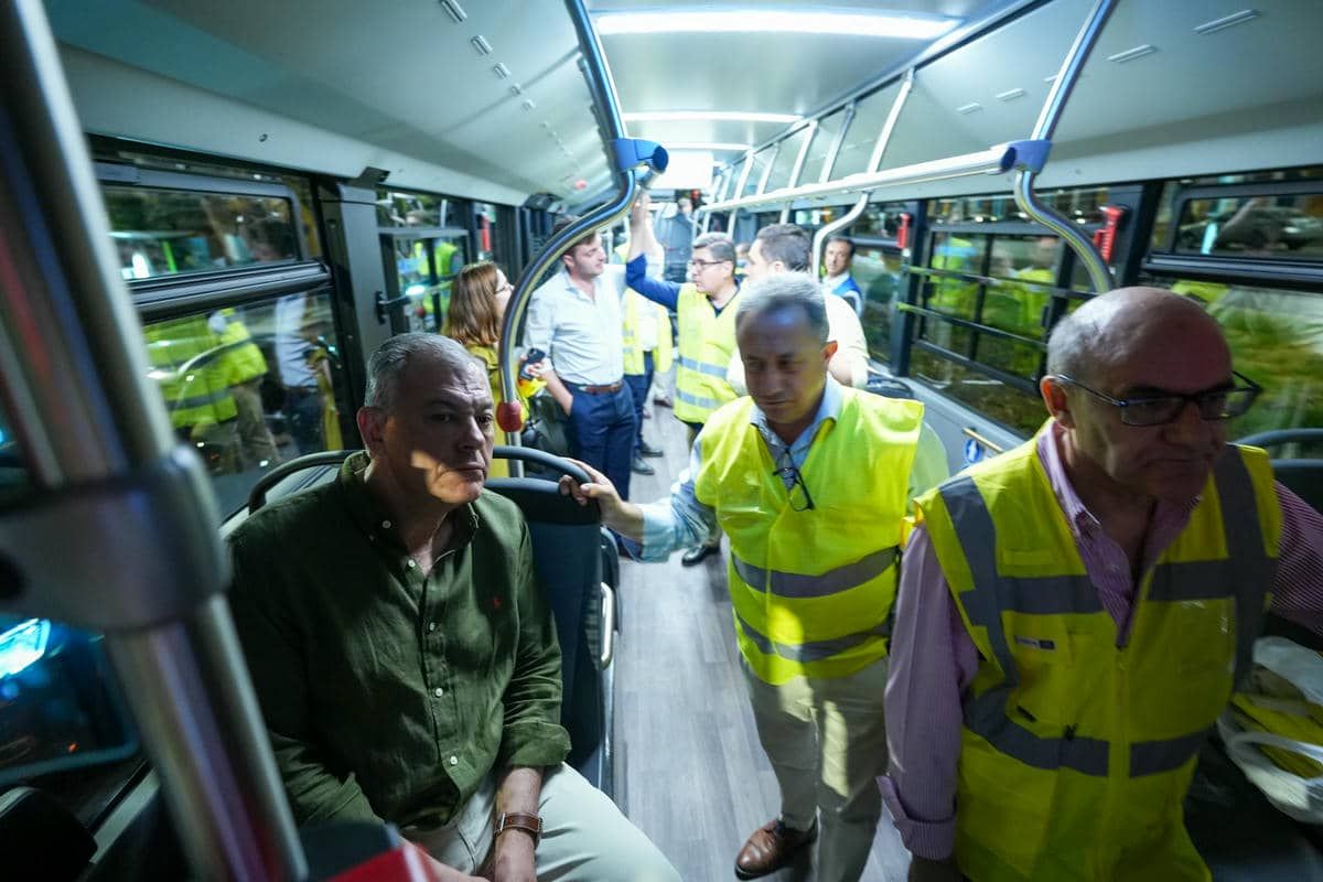 José Luis Sanz, en las pruebas del tranvibús.