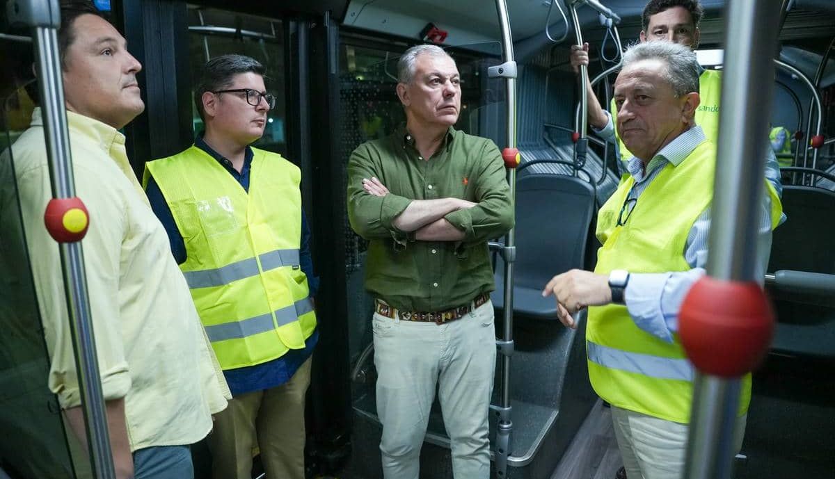 El alcalde, con miembros del gobierno local.