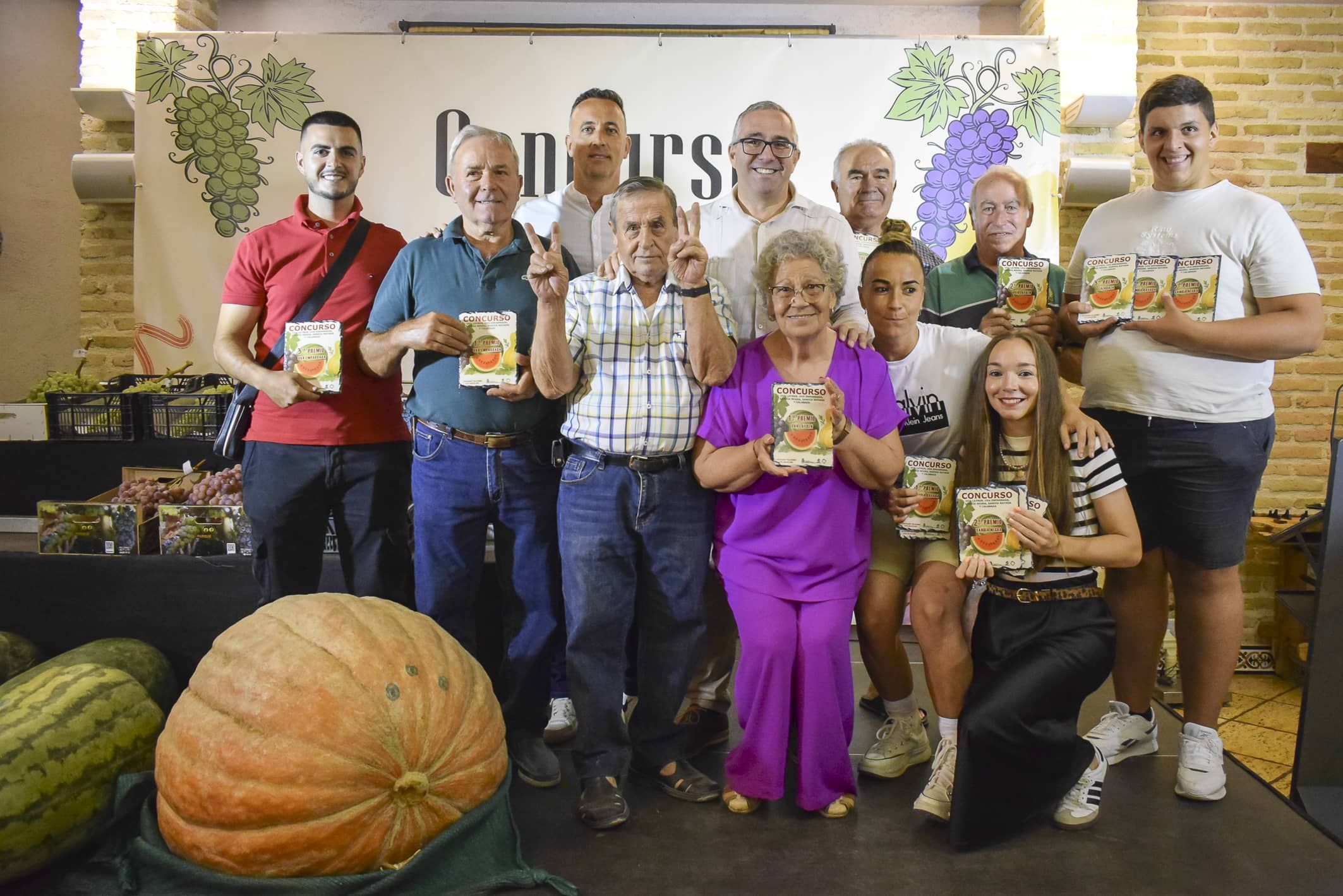 Foto de familia con los ganadores del concurso de frutas de Los Palacios.