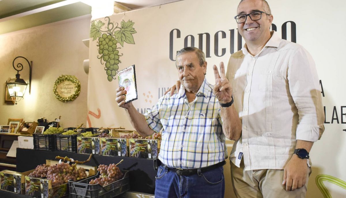 Joaquín Rodríguez recibe su galardón de manos del alcalde.