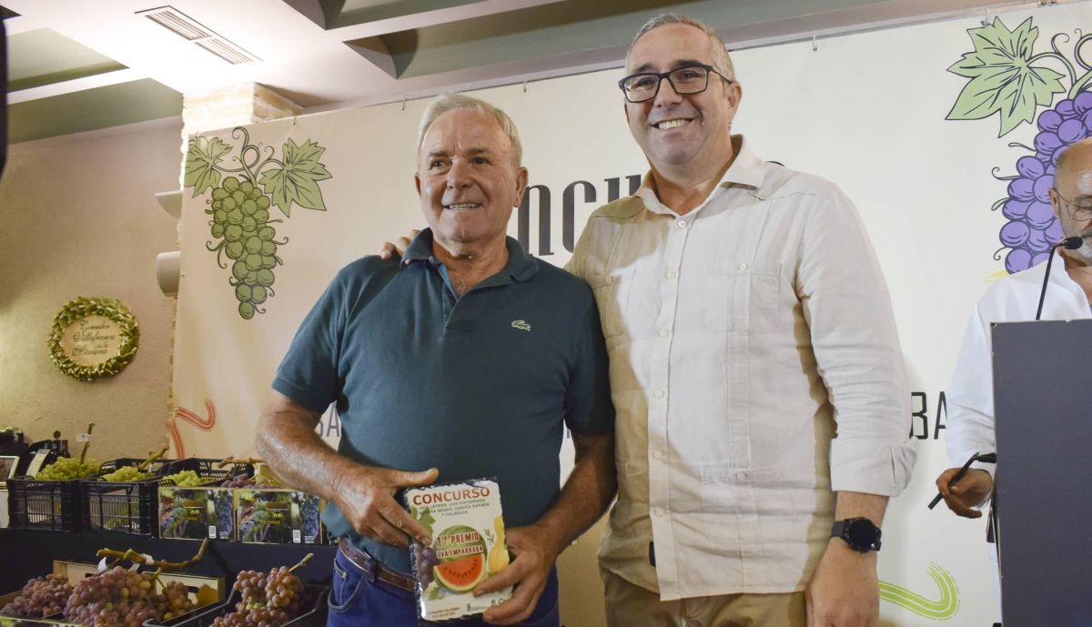 Sebastián Gómez Falcón, un clásico del concurso, se muestra triunfante tras ganar el premio al mayor racimo de uva layrén.