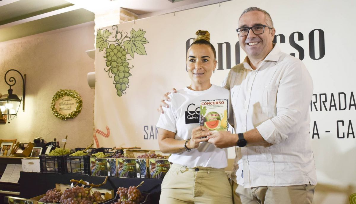 Aurora Rodríguez Caballero recibe el premio a su mayor calabaza (107 kilos) de manos del alcalde, Juan Manuel Valle.