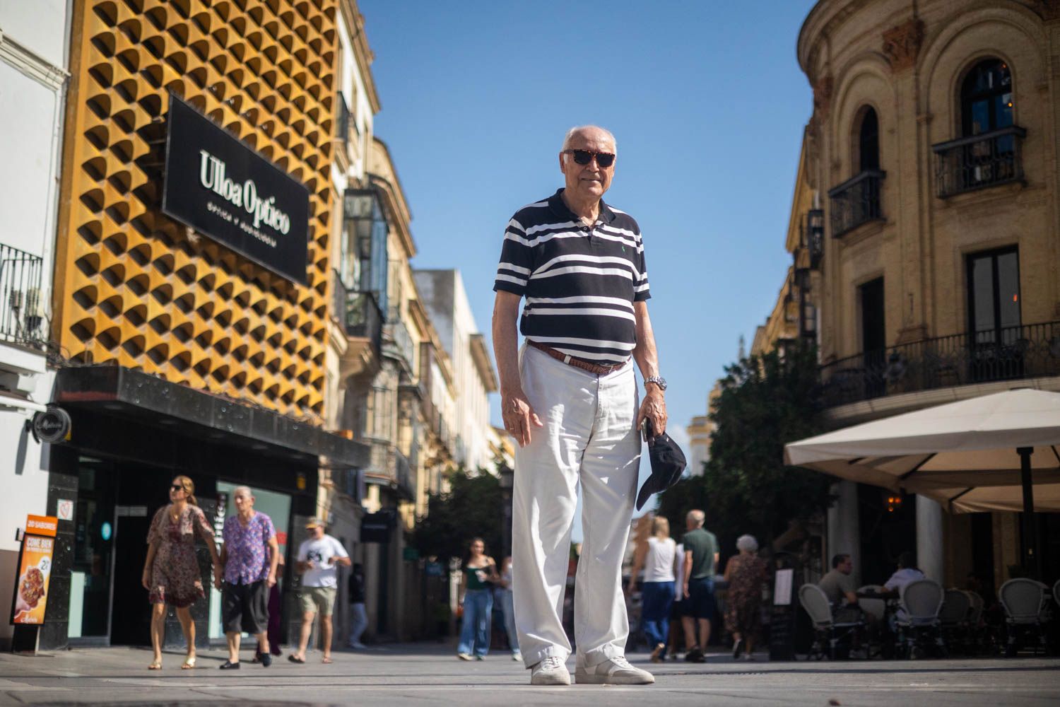 Juan Macías, posando en la calle Lancería.