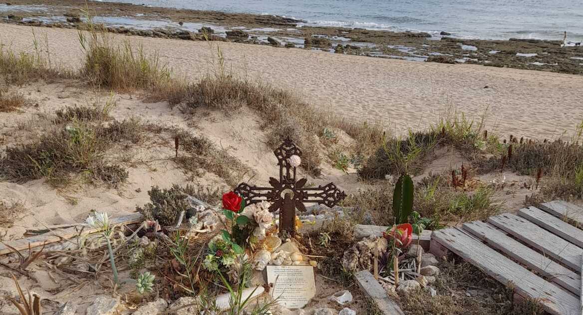 Un altar oculto en Zahora mira a África desde la arena de la playa Mangueta. Un altar oculto en Zahora mira a África desde la arena de la playa Mangueta.