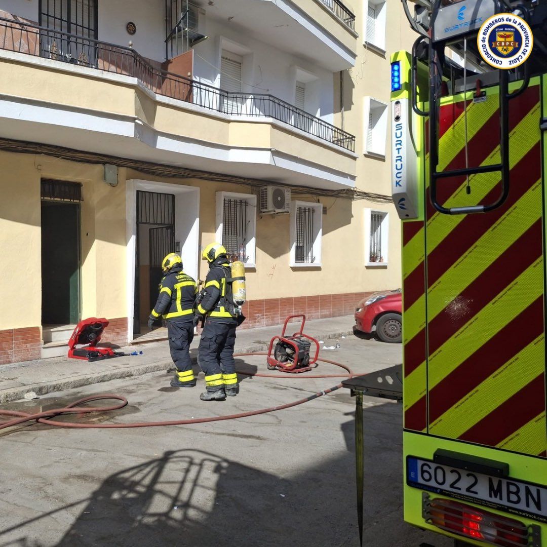 Bomberos en el incendio declarado en Jerez. Bomberos en el incendio declarado en Jerez.