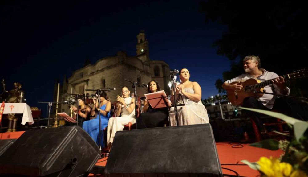 Arte y esencia, con la iglesia de Santiago al fondo.