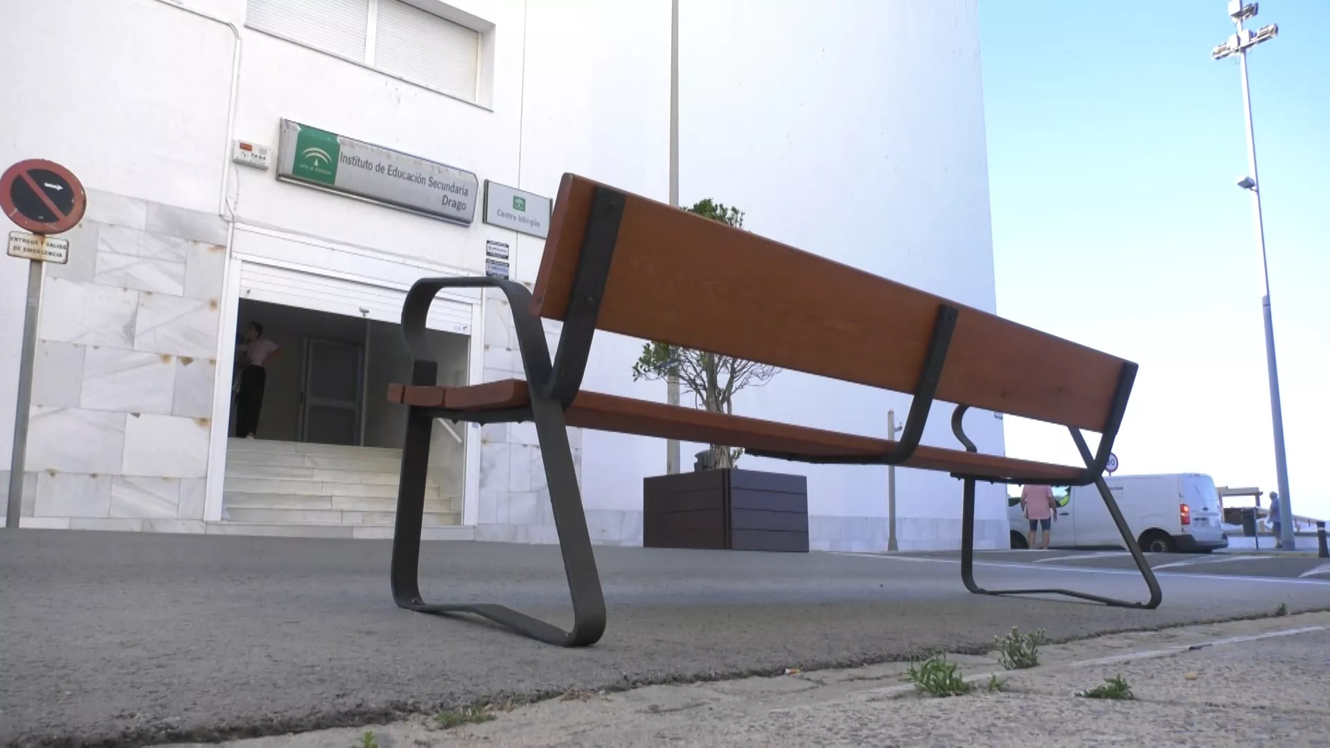 Entrada principal al instituto de Secundaria Drago, ubicado frente a edificio con vecinos disconformes.