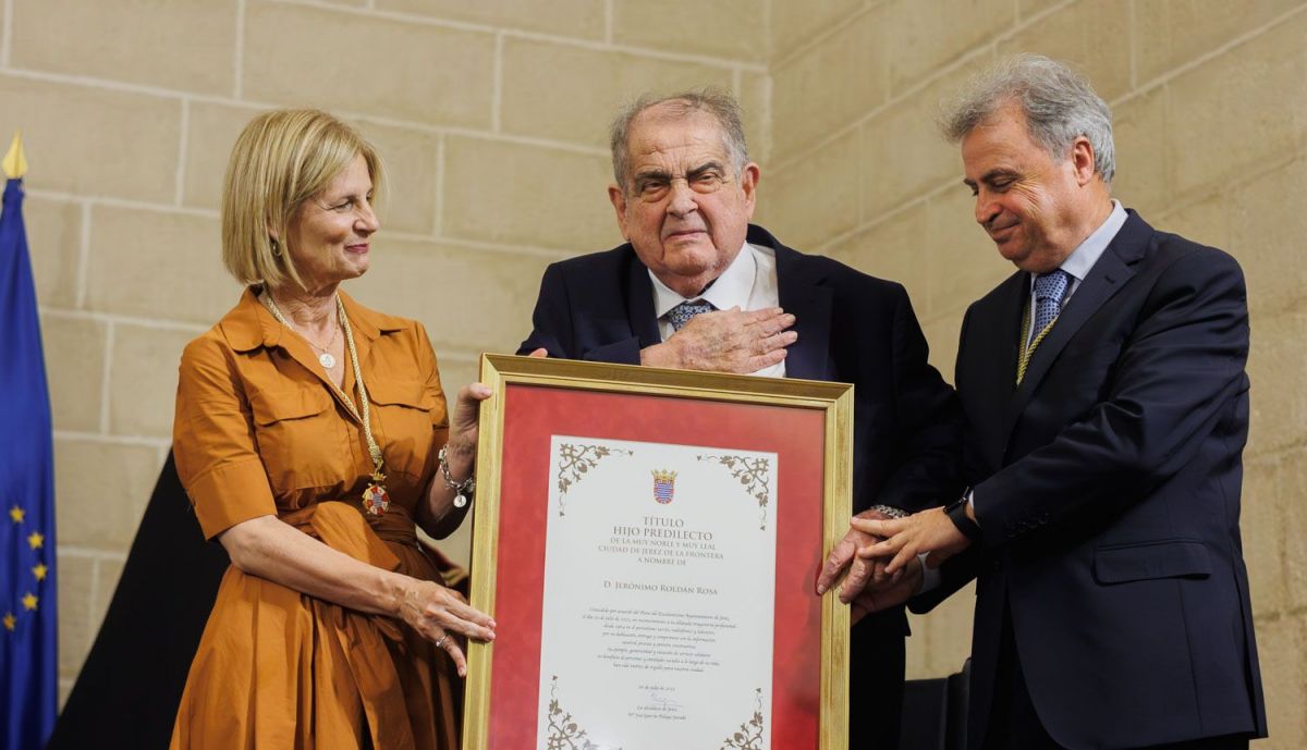 Roldán recibiendo la patente junto a la alcaldesa y el delegado de Turismo. 