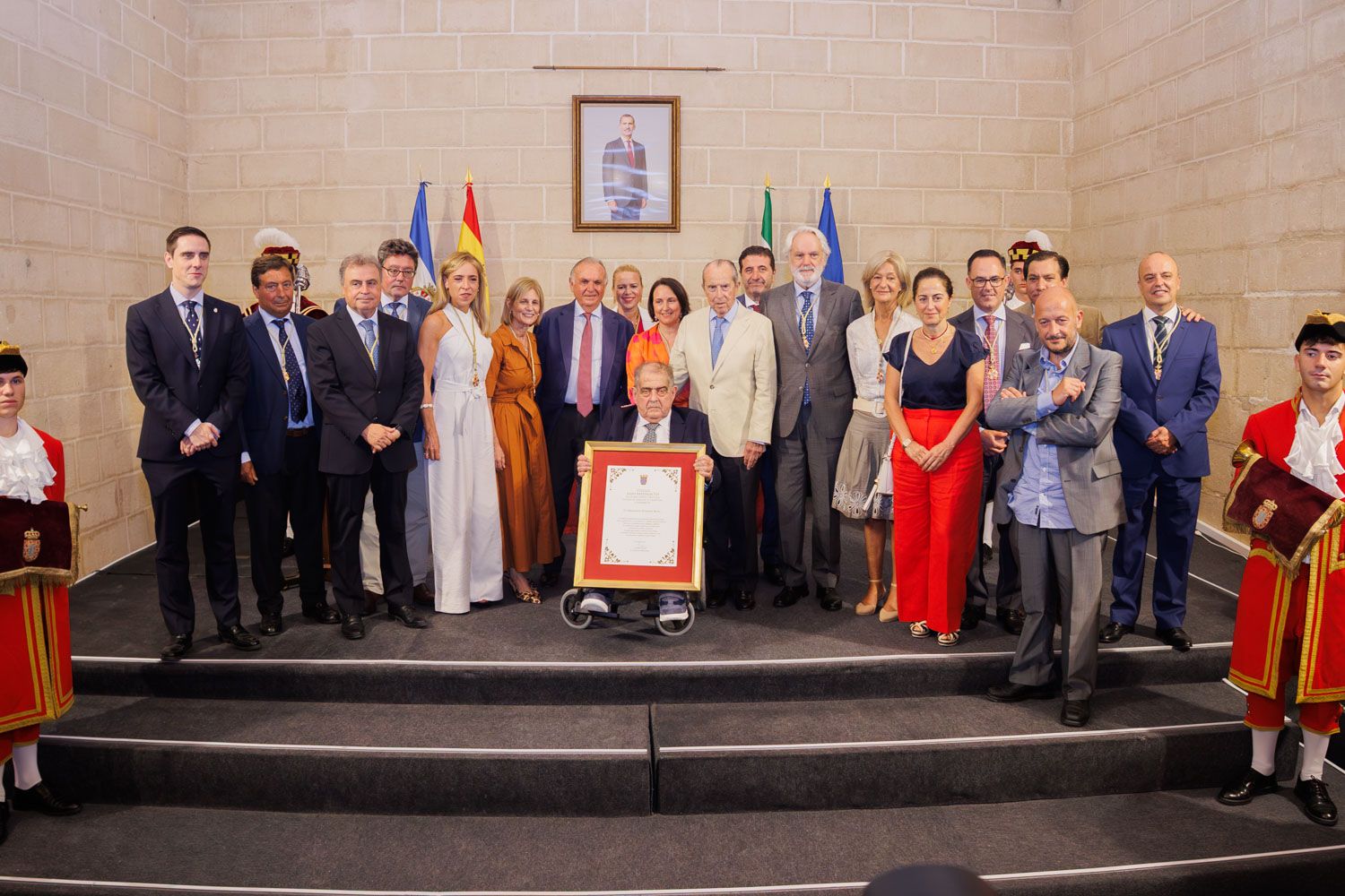 El periodista acompañado de la corporación municipal y de la presidenta de la Diputación.