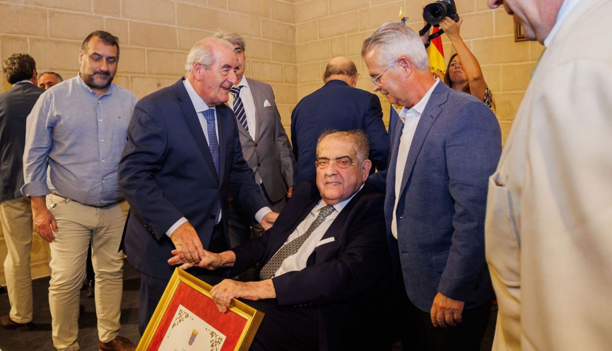 Jerónimo, rodeado de compañeros.