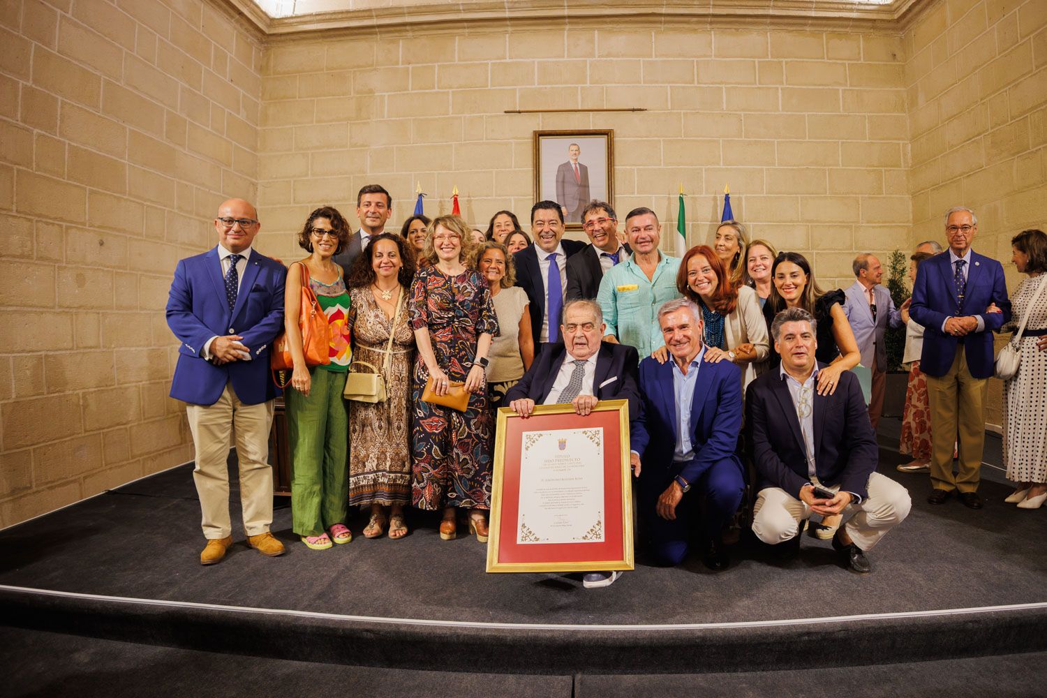 Jerónimo Roldán Rosa, una de las grandes voces del periodismo jerezano, junto a compañeros.