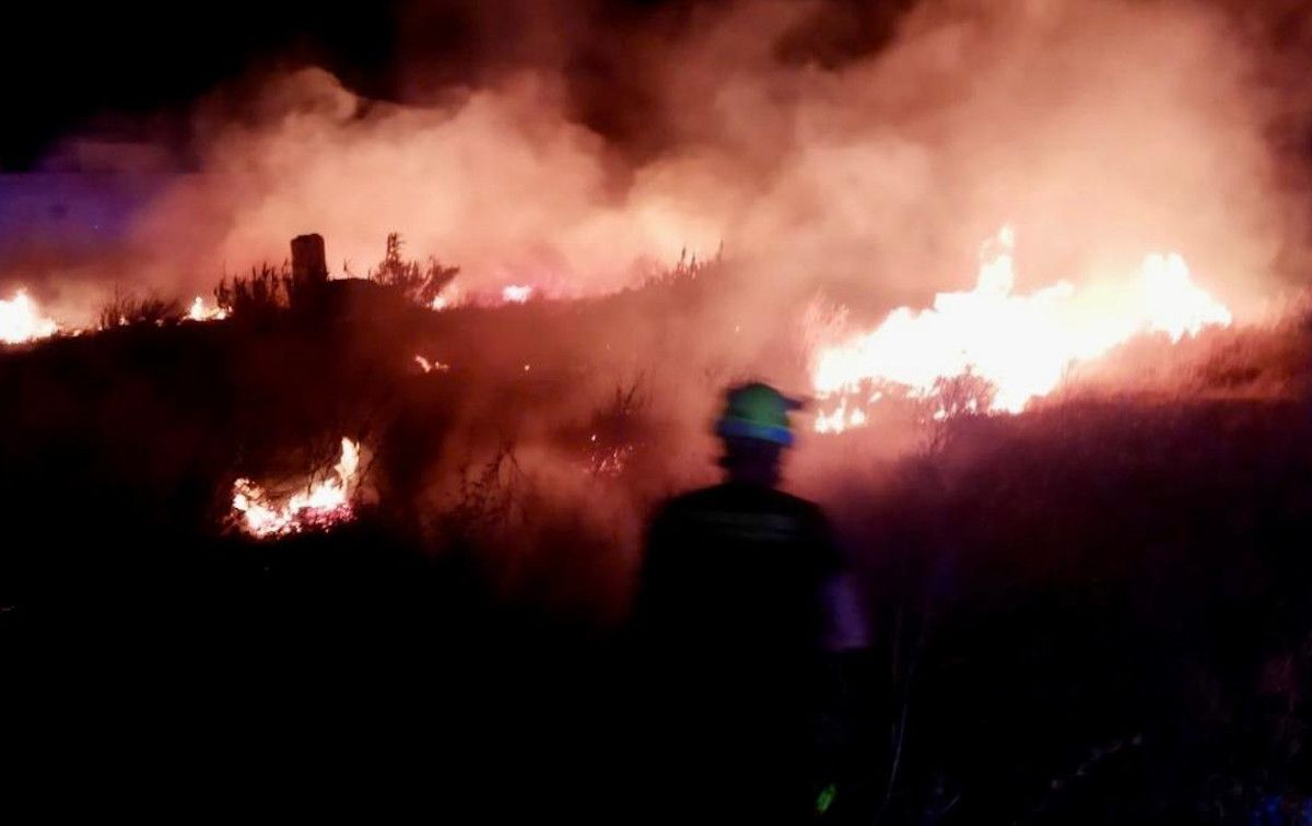 Madrugada complicada en Chiclana por un incendio.