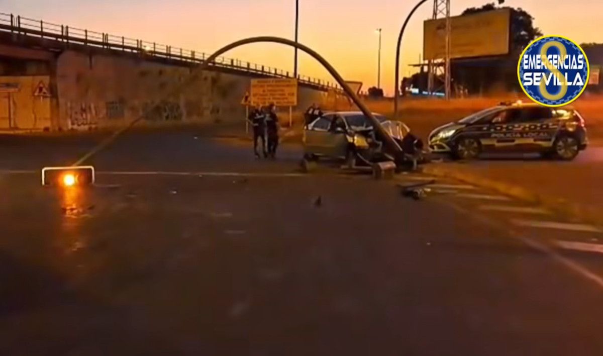 Accidente de tráfico en la Glorieta de Parque Alcosa, Sevilla.
