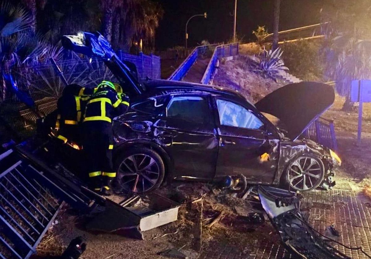 Un coche se sale de la zona de Cortadura, en Cádiz.