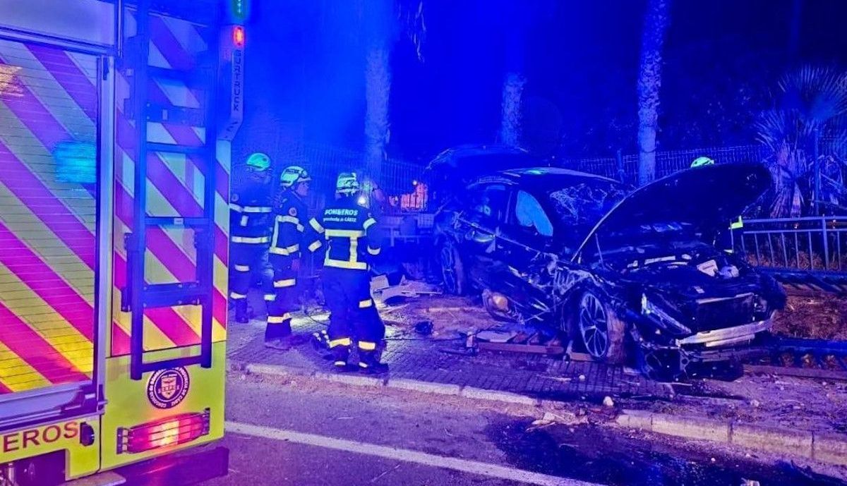 Intervención de los bomberos en el accidente de tráfico.