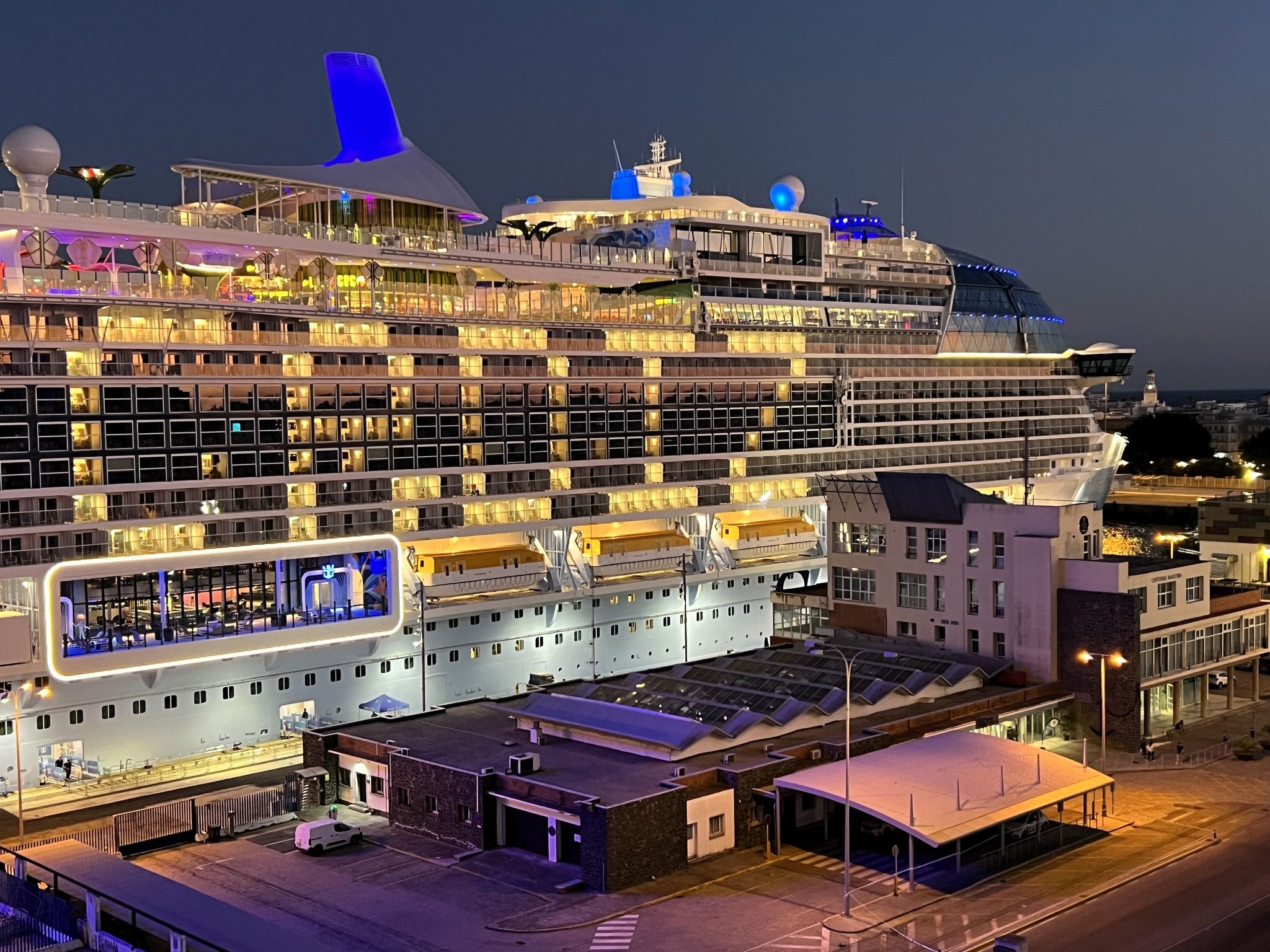 Así es el segundo crucero más grande del mundo que ha atracado en Cádiz.