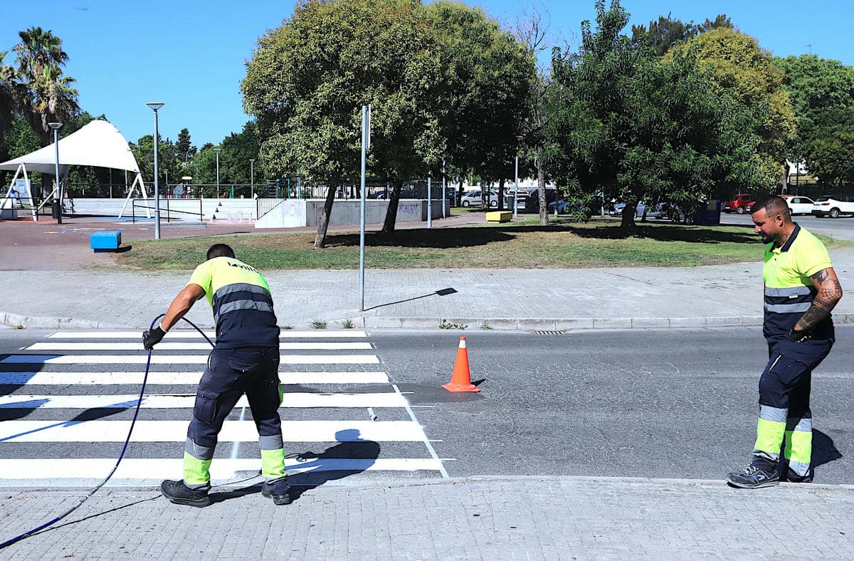 El repintado de pasos de peatones en La Granja. El repintado de pasos de peatones en La Granja.