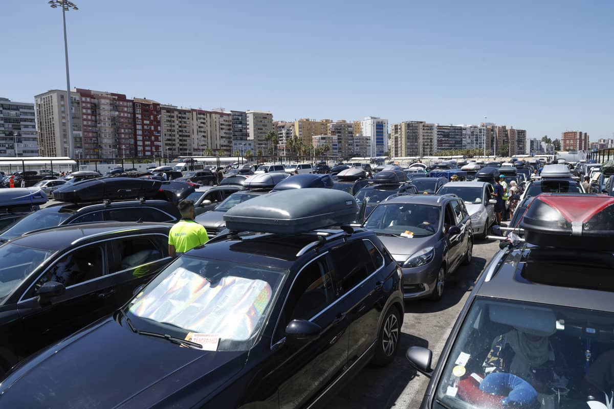 Vehículos acumulados antes de pasar a los ferrys.