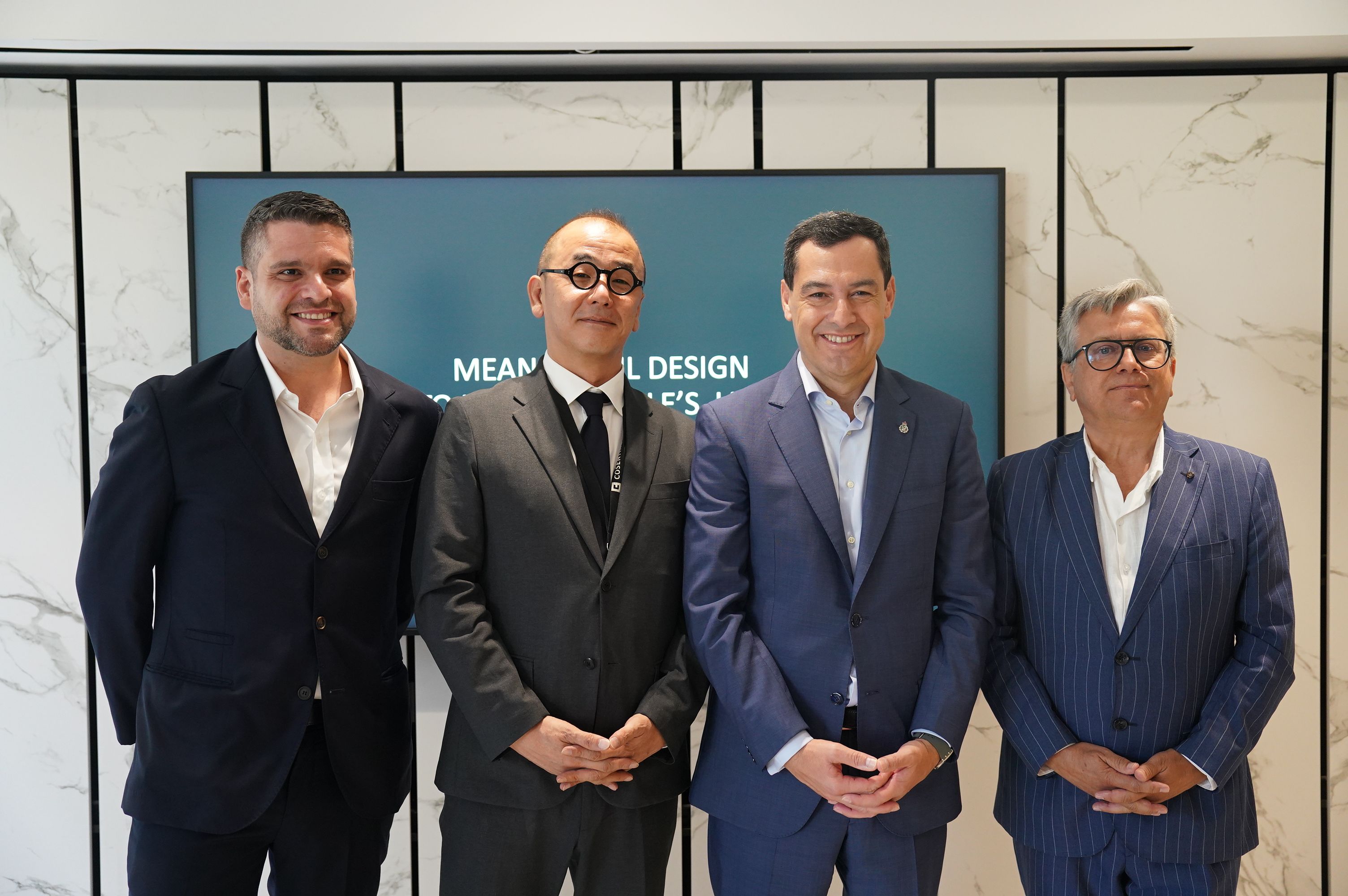 Juanma Moreno en Japón durante su visita a Cosentino.