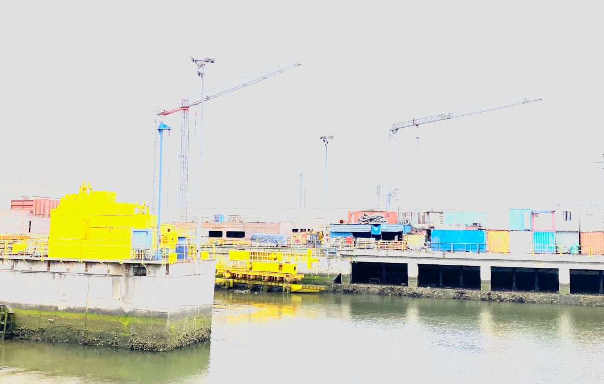 Un día nublado y gris en el puerto de Santurtzi.