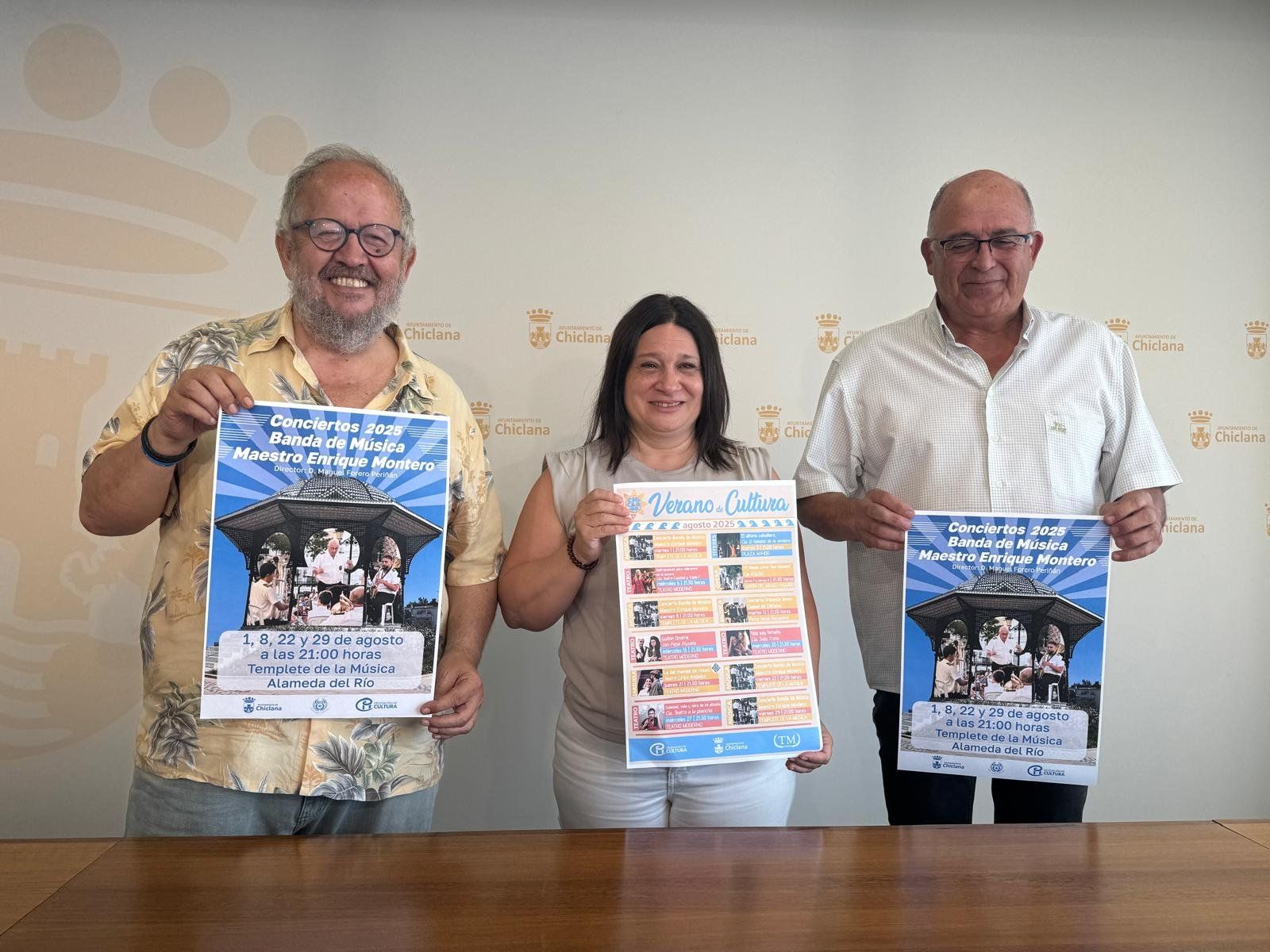 La delegada municipal de Cultura, el responsable de la Casa de la Cultura y el director de la banda en la presentación de la programación. 