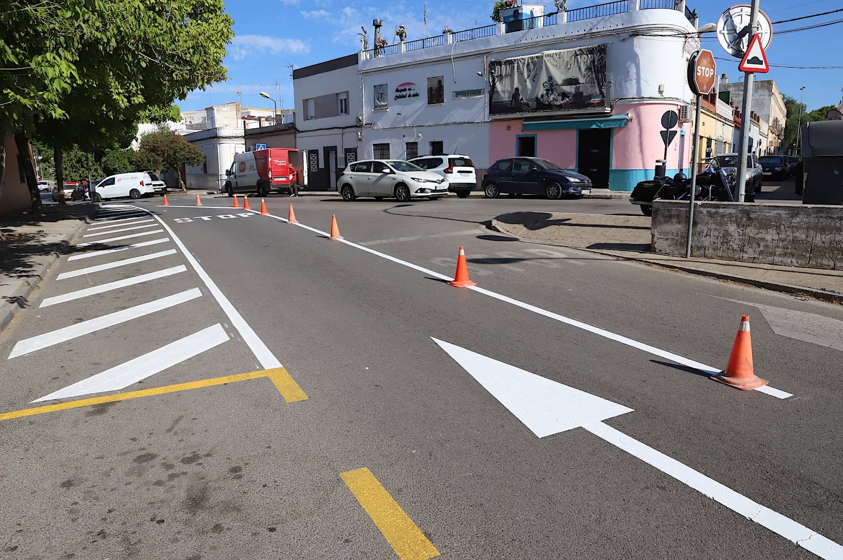 El pintado de señales horizontales en el entorno de  Camino de Albaladejo, en Jerez.