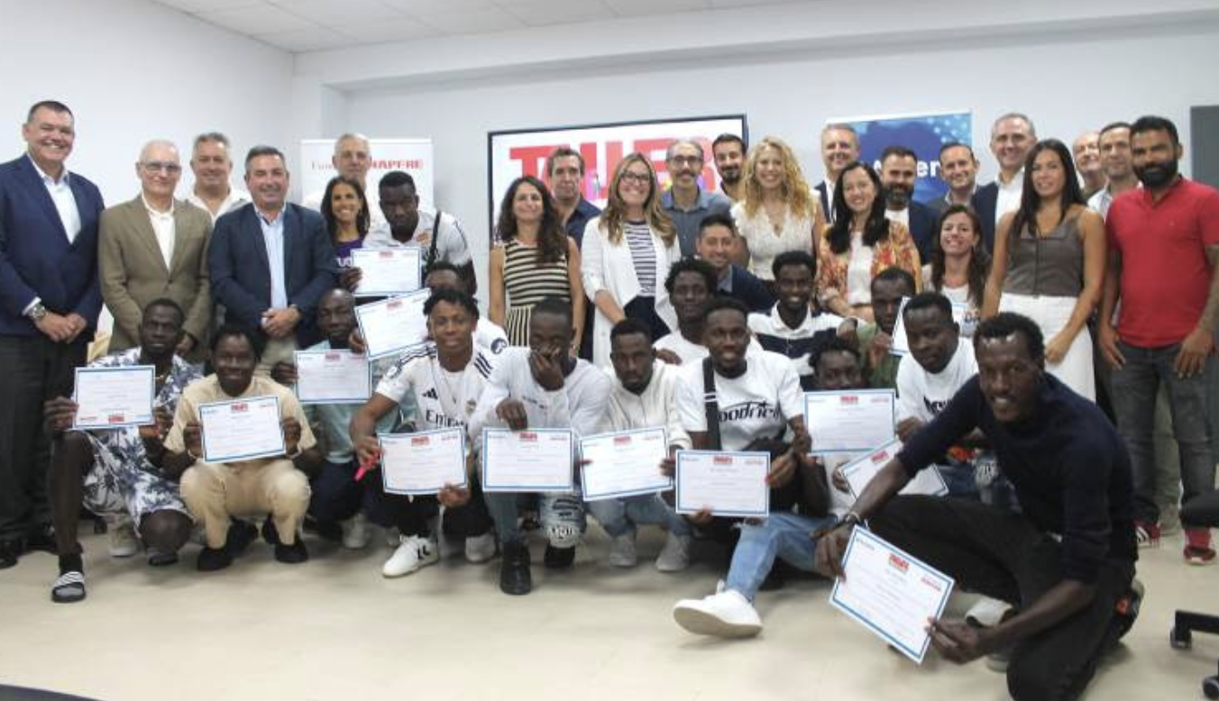 Jóvenes migrantes recogen el título del taller de Fundación Mapfre y Accem.