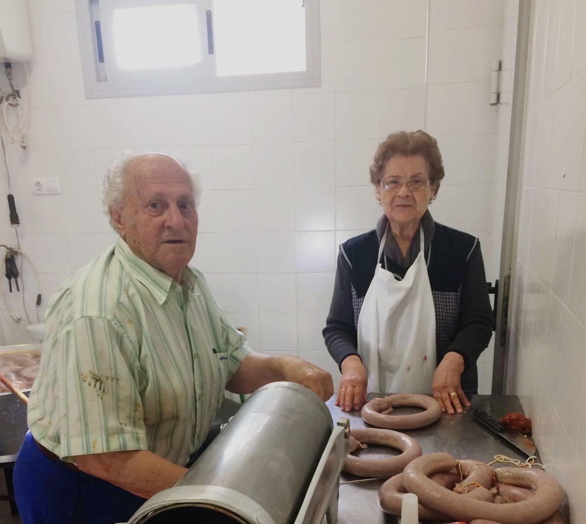 Haciendo sus famosas morcillas con su mujer.