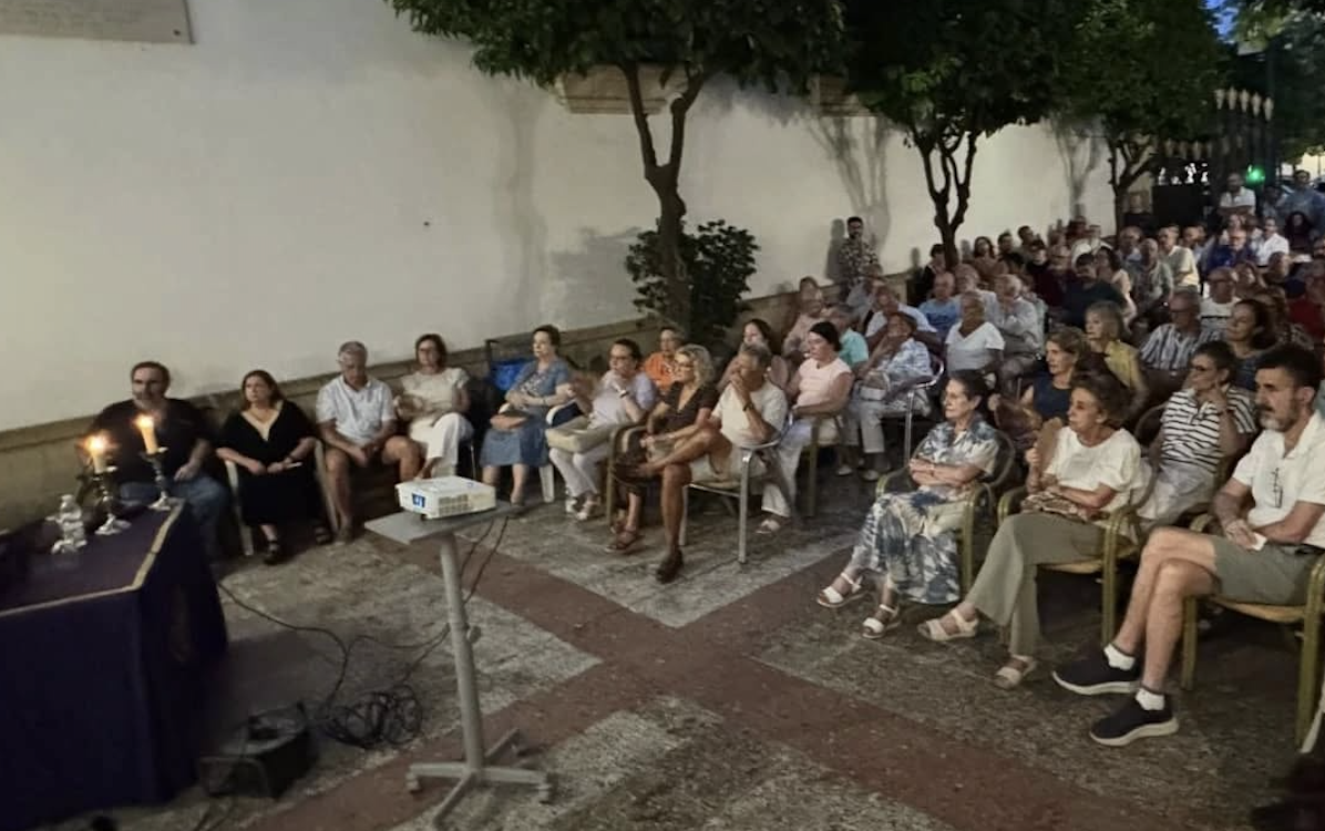 El patio de San Juan de Letrán durante una de las charlas de los Veranos Nazarenos. 