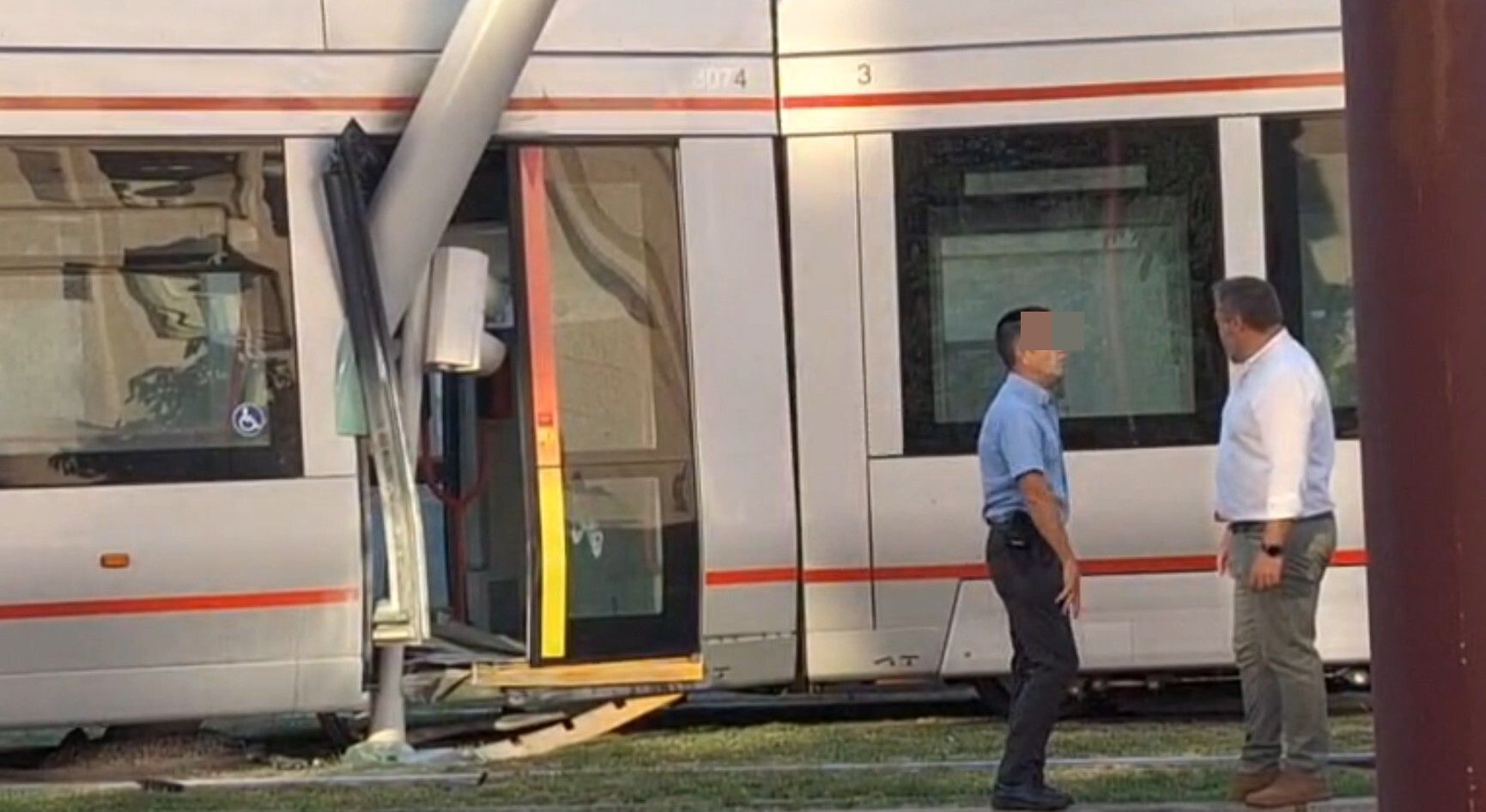 La catenaria, metida dentro del vagón. La catenaria, metida dentro del vagón.