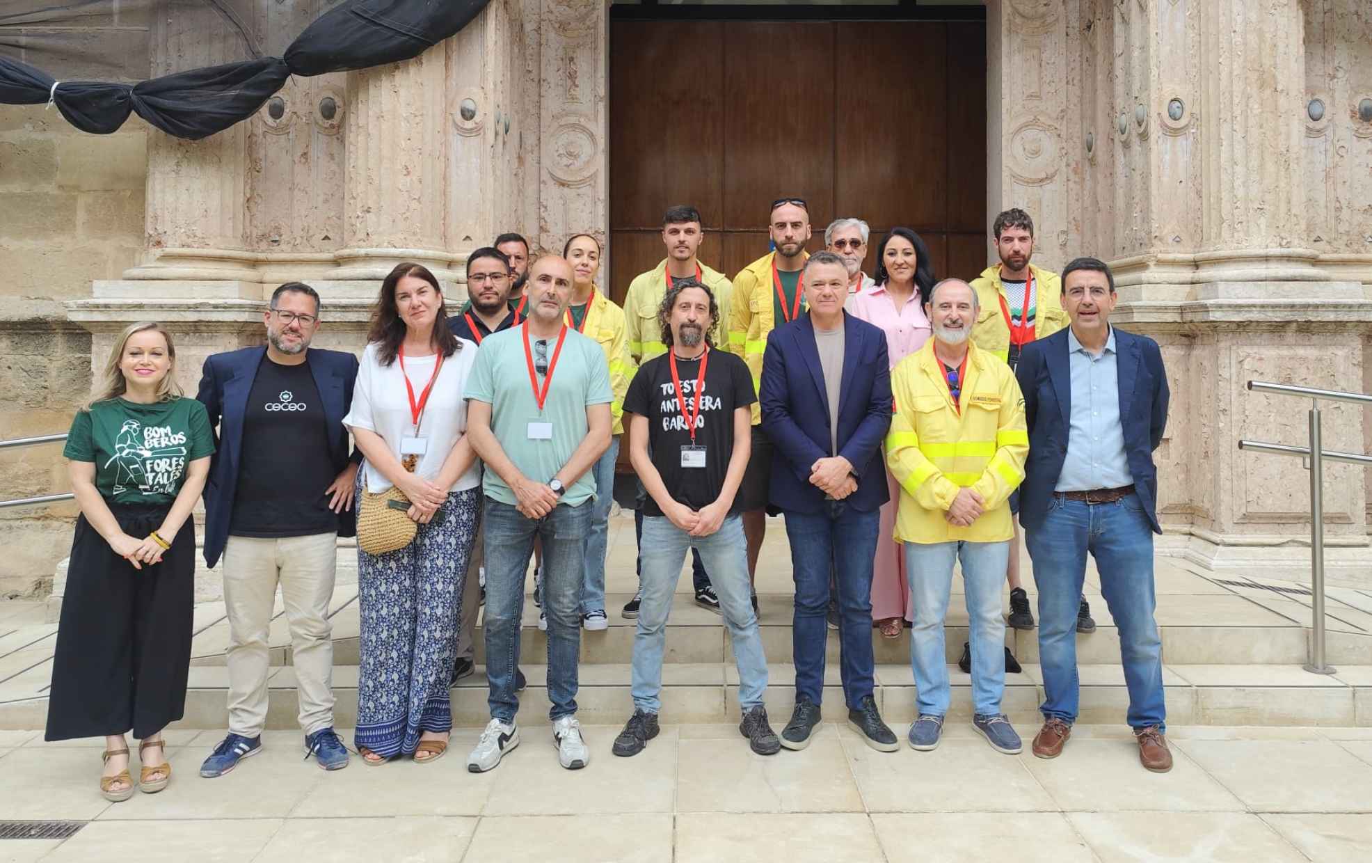 Bomberos del Plan Infoca y representantes políticas, a las puertas del Parlamento andaluz.