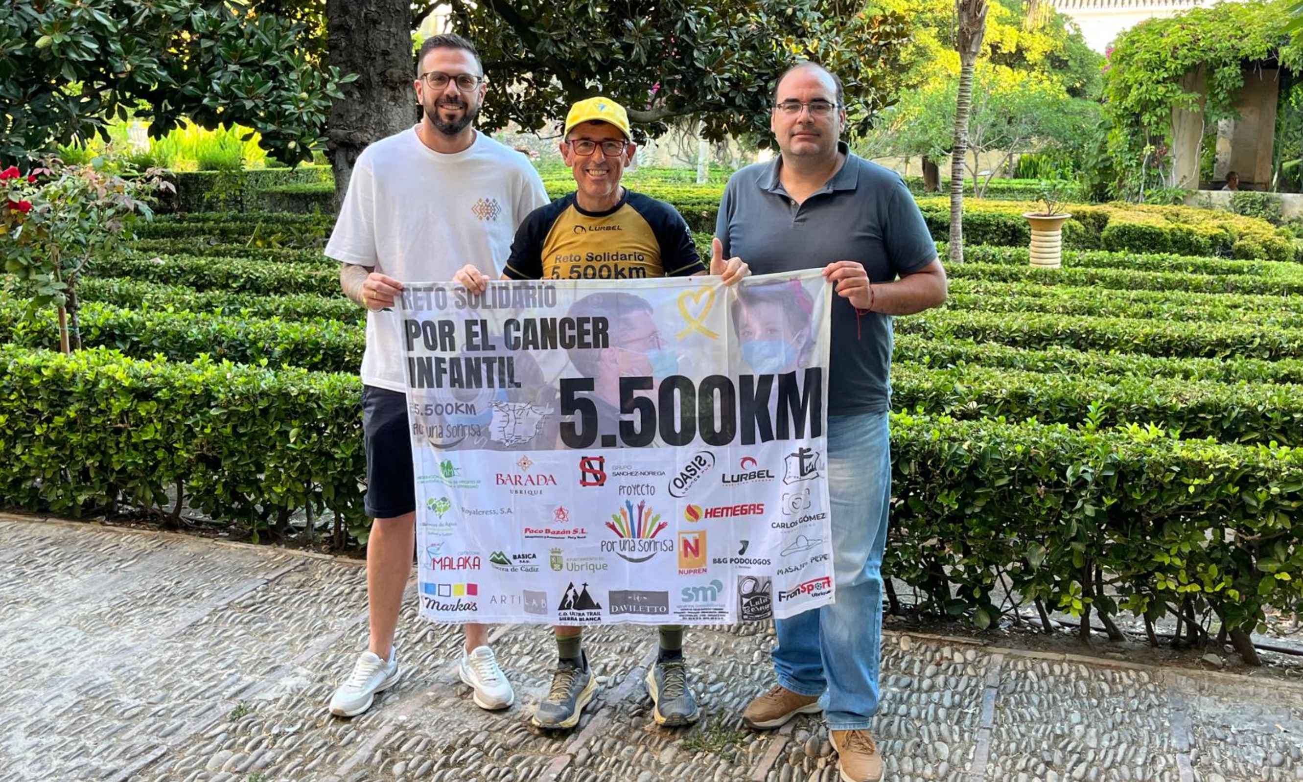 José Antonio, a su paso por Bornos, recibido por el alcalde y el delegado de Deportes. José Antonio, a su paso por Bornos, recibido por el alcalde y el delegado de Deportes.