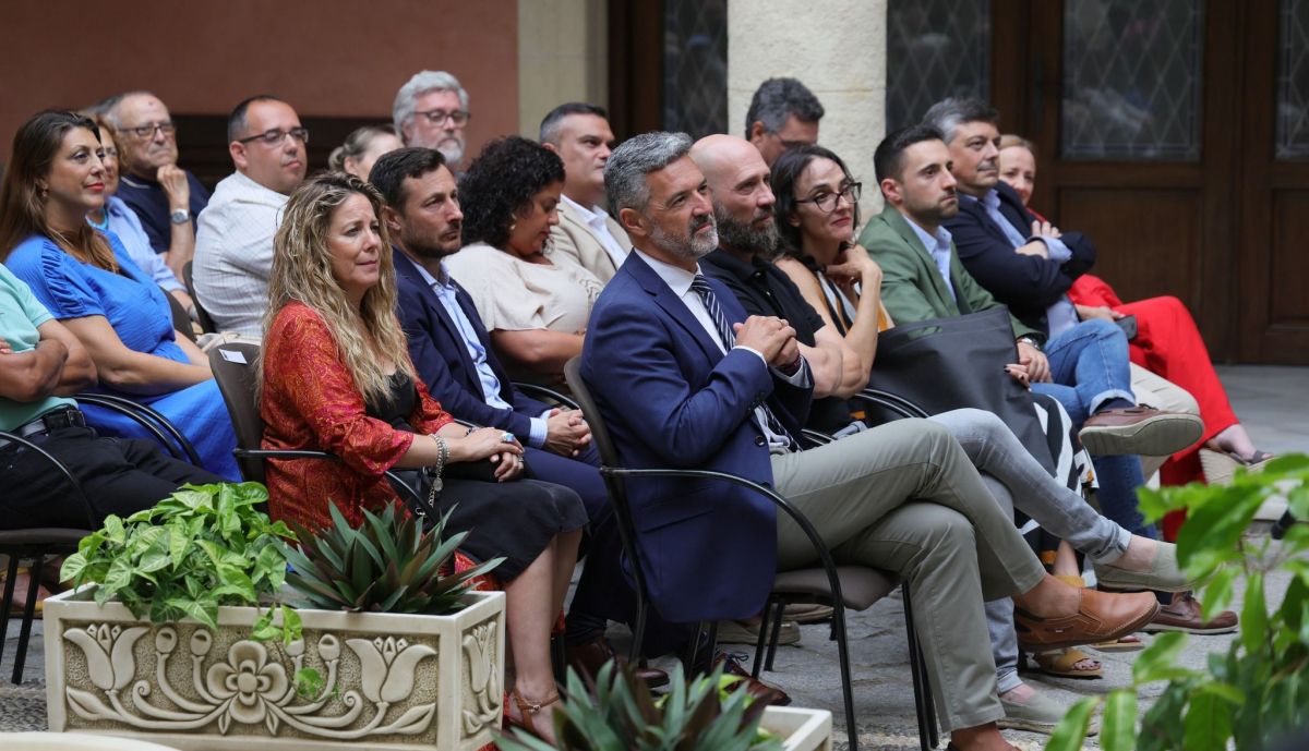 Público en la Feria del Libro.