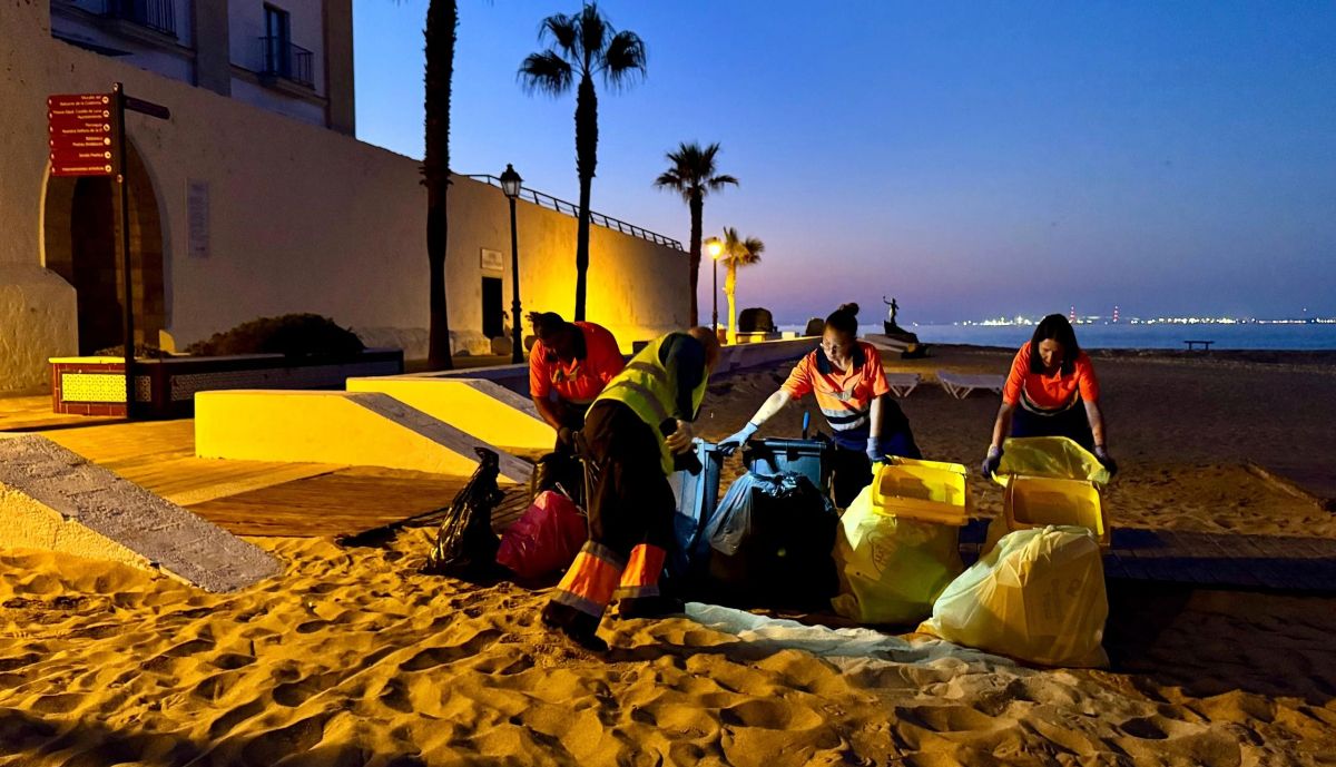 Así trabaja el servicio de limpieza de playas.