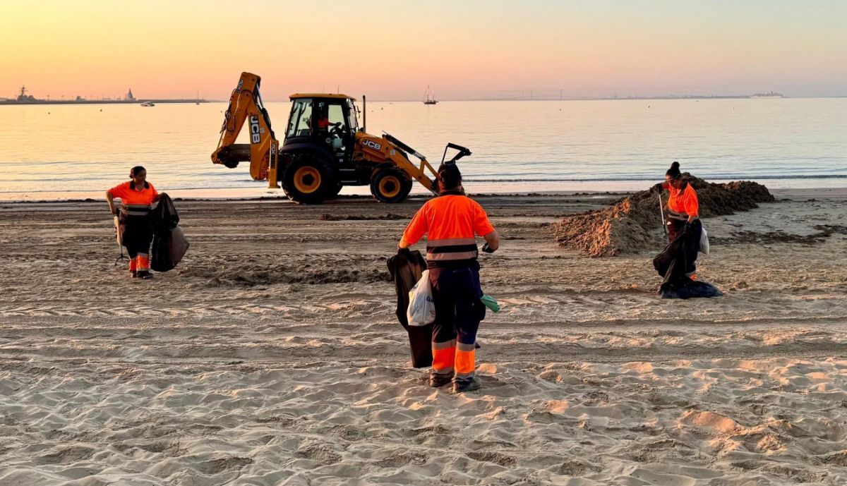Los operarios limpian las playas desde primera hora.