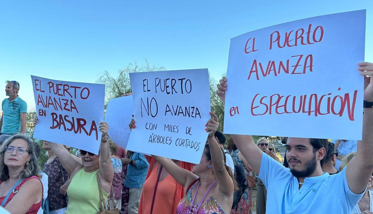 Vecinos con pancartas durante la concentración en El Puerto.