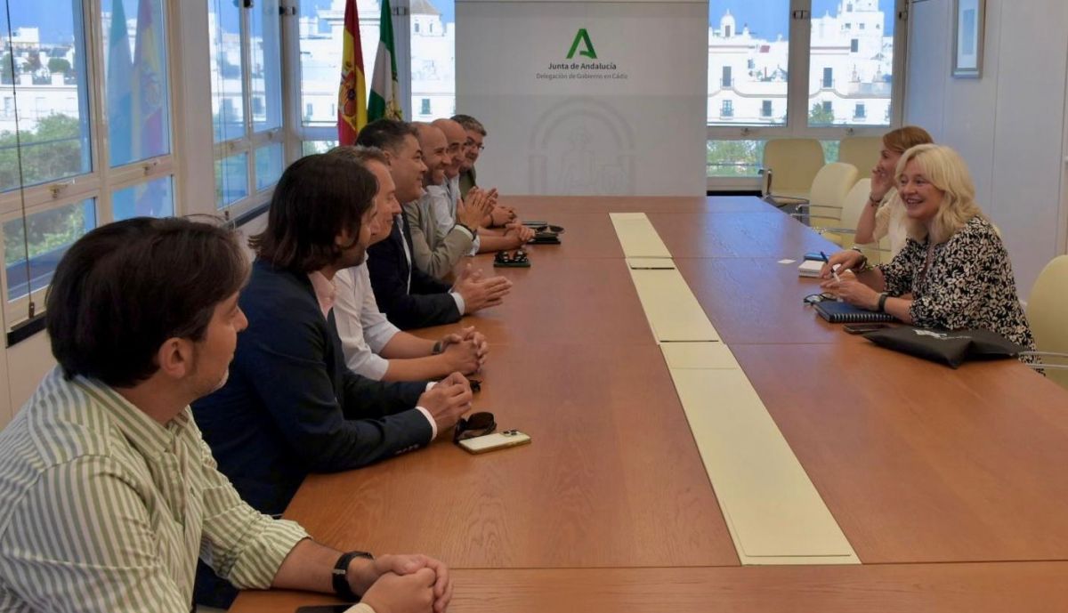 La delegada en la reunión con los representantes de los puebla más bonitos de España en la provincia.