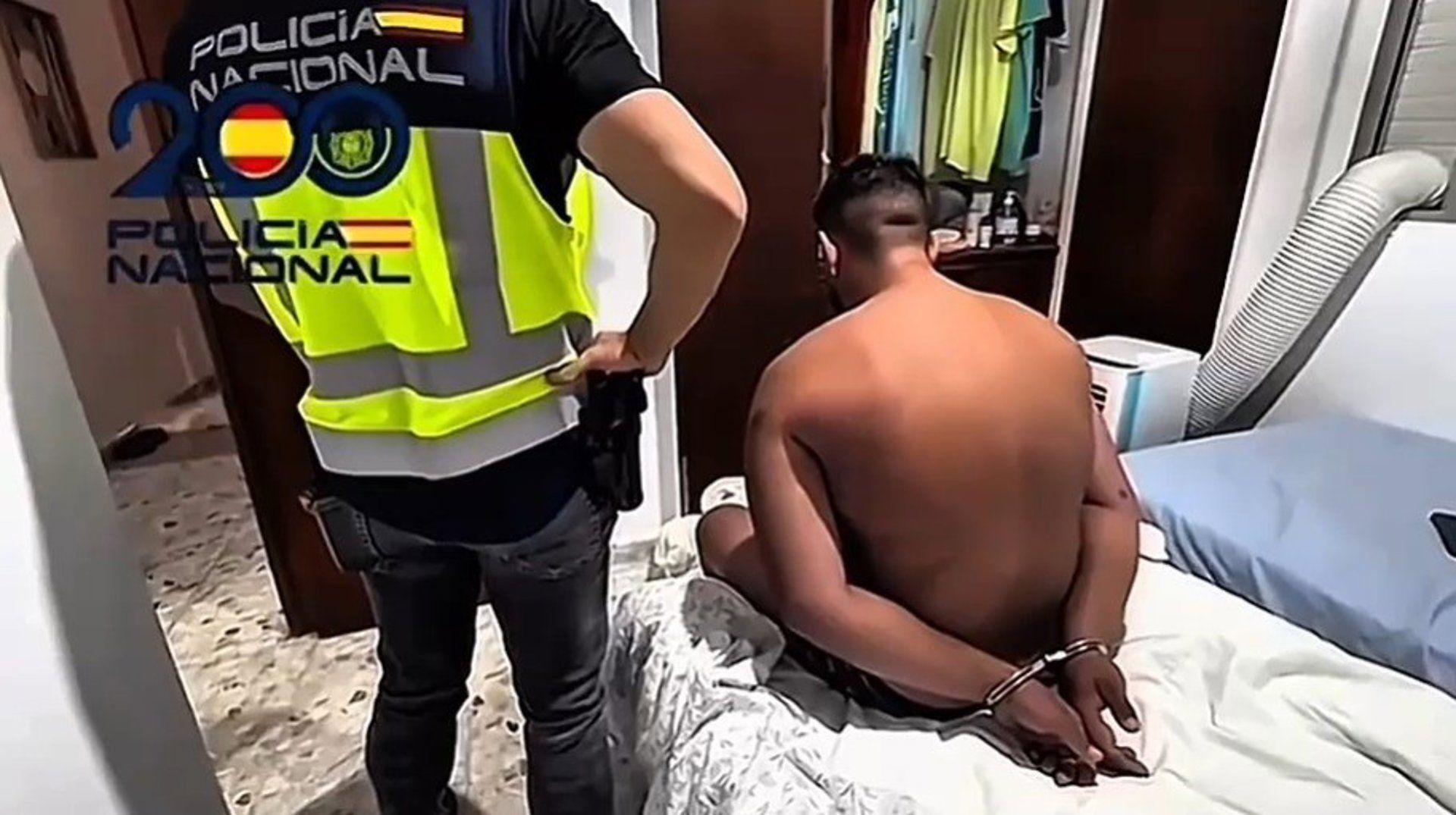 Uno de los detenidos en la operación.