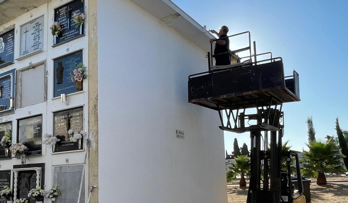 Trabajos en el cementerio de Jerez.